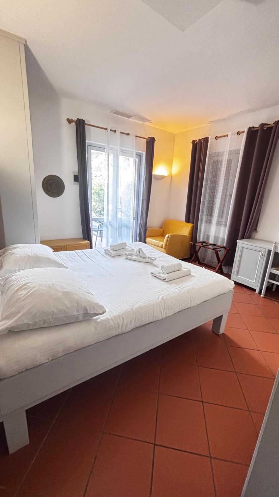Hotel La Bastide Le Lavandou Exteriör bild