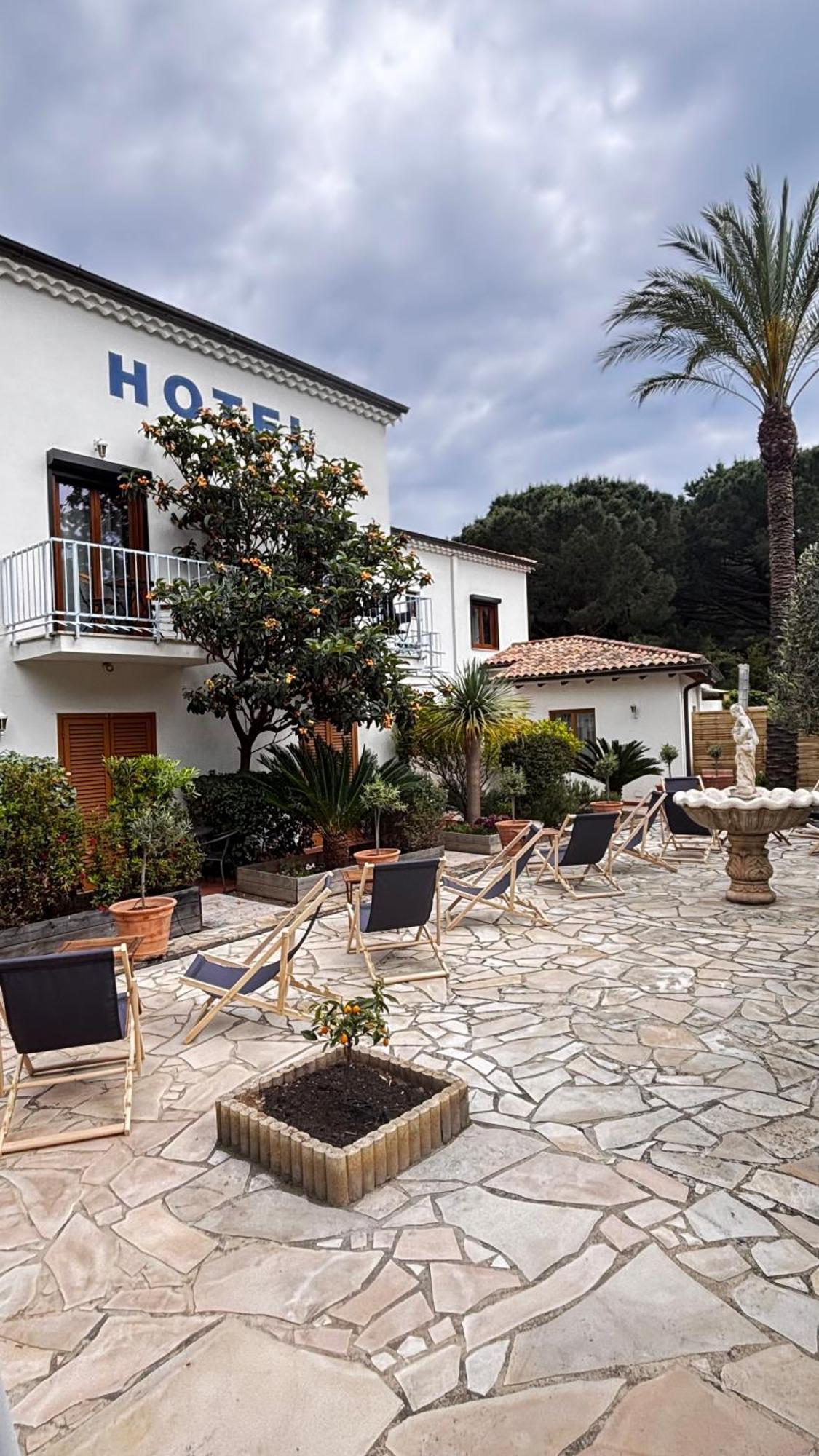 Hotel La Bastide Le Lavandou Exteriör bild